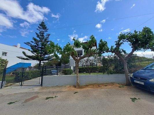 Große Villa mit offenem Meerblick und vier Mietwohnungen