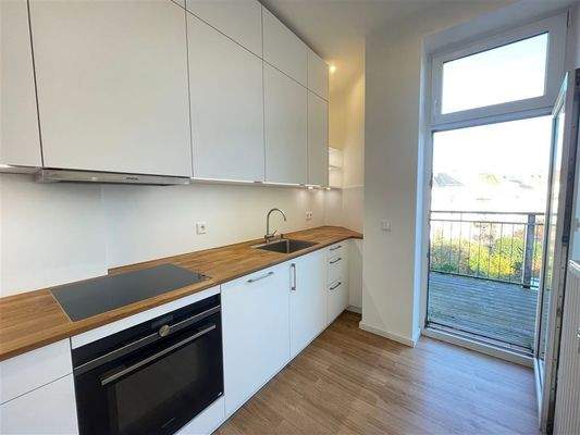 Küche mit Zugang zum Balkon