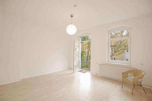 Zimmer mit Balkon Wohnung hinten