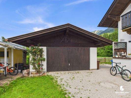 geräumige Doppelgarage 