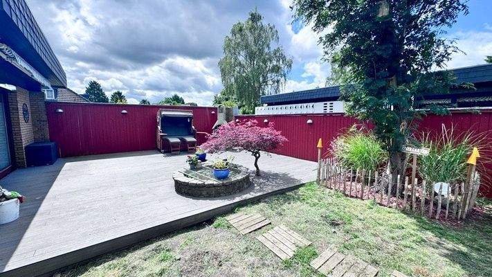 Holzterrasse mit Teich