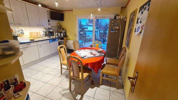 Einbauküche mit Terrassenausgang