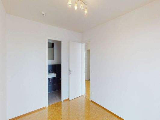 Schlafzimmer mit Zugang zum Bad