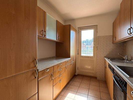 Küche mit Balkonzugang