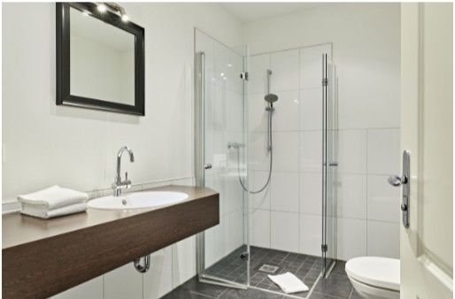 Badezimmer mit Dusche