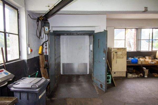 Lastenaufzug in der Produktionshalle