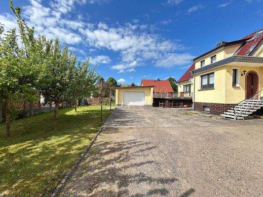 Grundstück mit Blick auf die Garage