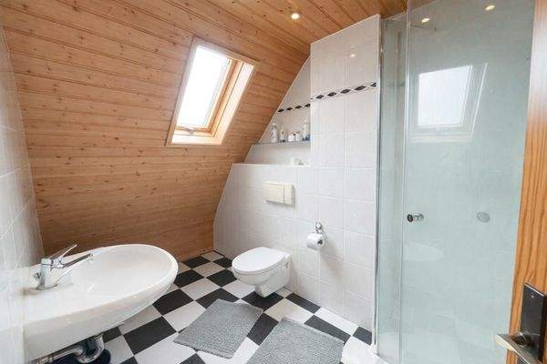 Badezimmer mit Dusche OG