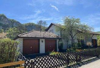 Außen Ansicht Doppelgarage und Haus