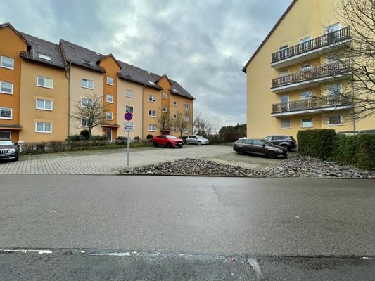 Blick zu den Pkw-Außenstellplätzen