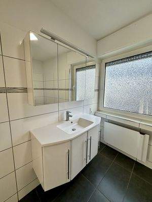 Tageslichtbad mit Wanne