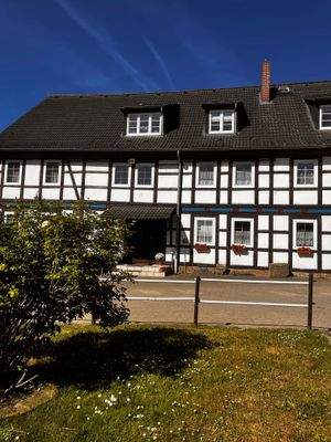 Haupthaus Front mit Rosenbusch