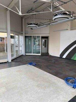 Blick zum Durchgang in den Container