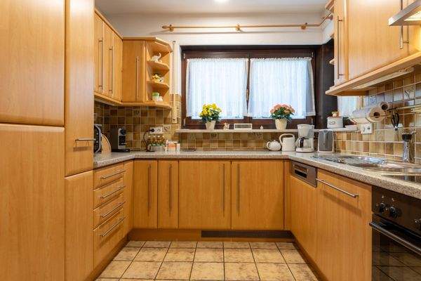 Küche mit Einbauküche