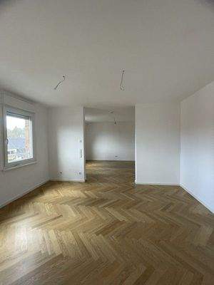 Wohnzimmer mit Parkettboden