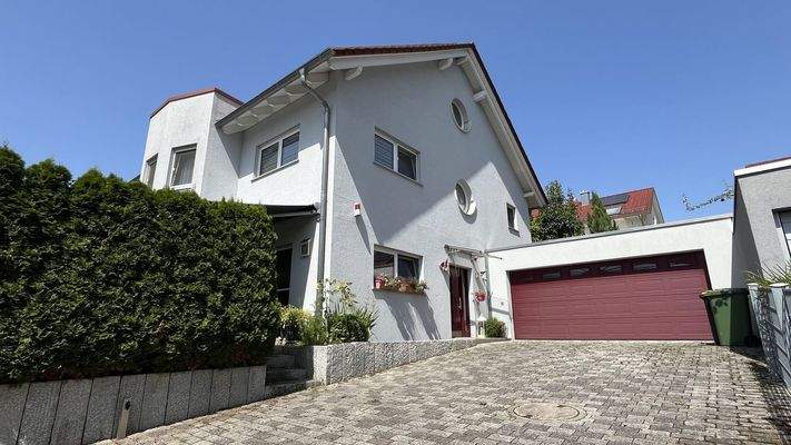 Einfahrt und Garagentor