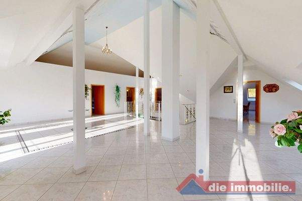 Lichtdurchflutetes Obergeschoss mit Blick ins Atrium