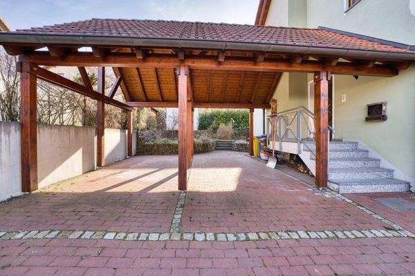 Doppelcarport-Zufahrt