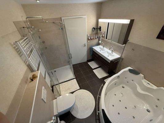 Whirlpool im Bad im OG