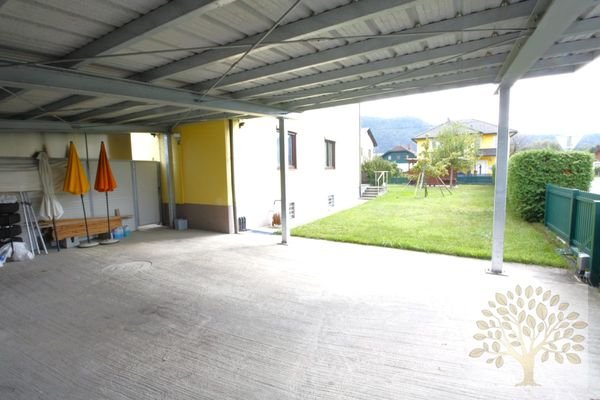 Doppelcarport mit Blick auf den südlichen Gartenanteil