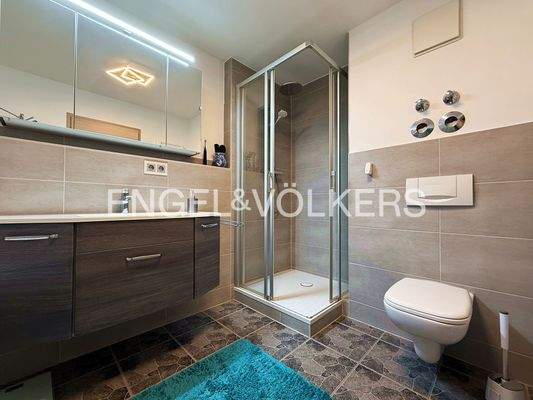 Badezimmer mit Dusche und Wanne