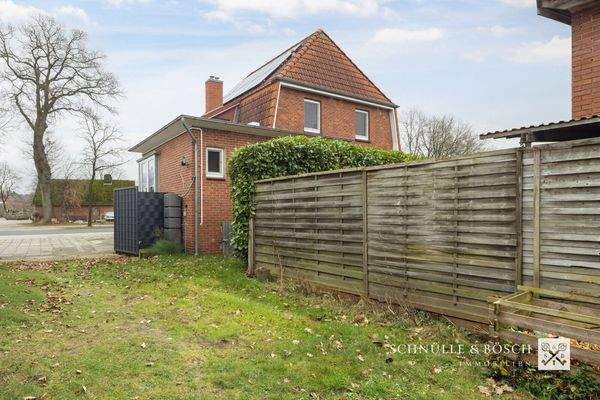 Tor zur Einfahrt und Stellplatz am Haus