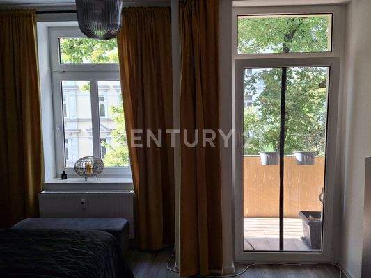 Schlafzimmer mit Zugang zum Balkon - Vorderhaus