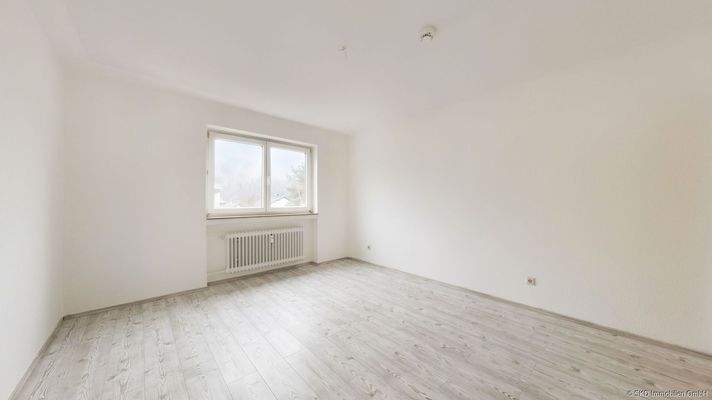 Das geräumige Schlafzimmer