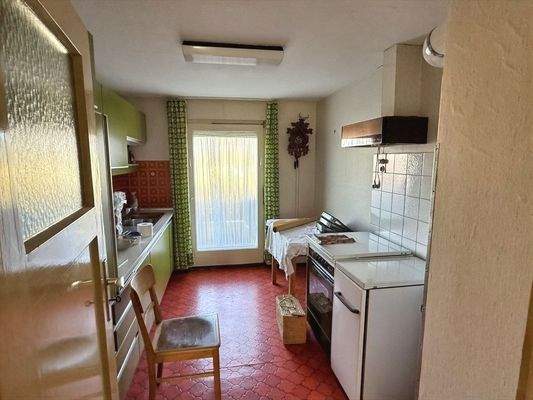 Küche mit Terrassenzugang im Obergeschoss