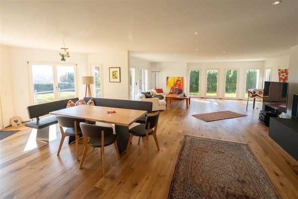Blick ins Wohn- und Esszimmer
