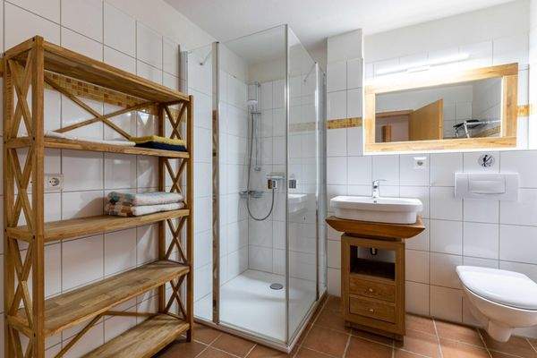 Duschbadezimmer im Erdgeschoss