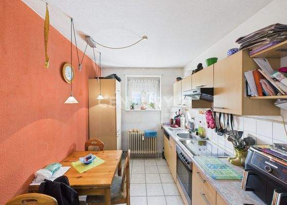 Gemütliche Küche mit kleinem Essbereich