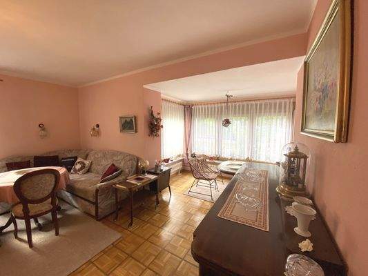 Erdgeschoss: geräumiges Wohnzimmer mit Essbereich