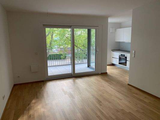 Helles Wohnzimmer mit Balkon