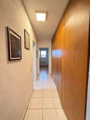 Flur mit großem Einbauschrank