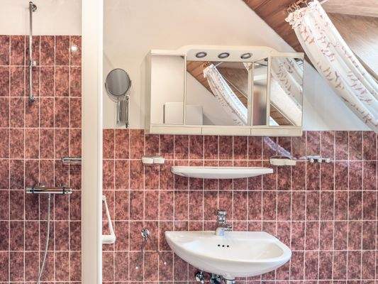 Badezimmer mit Dusche im Obergeschoss