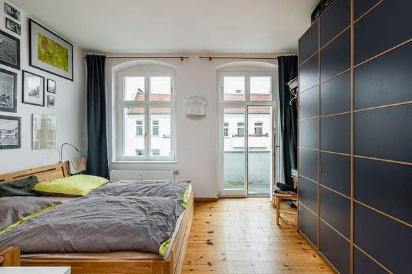 Schlafzimmer mit Balkonzugang