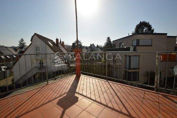 Großer sonniger Dachbalkon