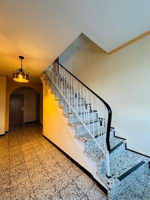 Flur mit Treppenaufgang ins Obergeschoss 