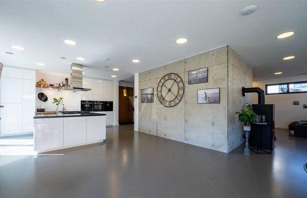 Offene Küche mit Kamin