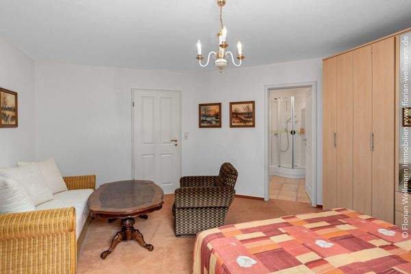 ... mit eigenem Duschbad ...