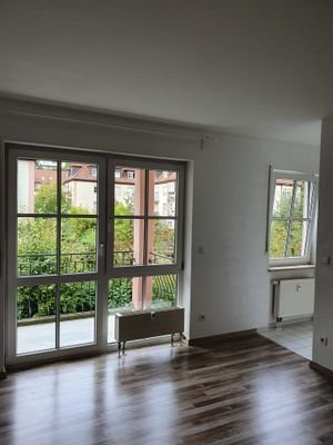 Wohnzimmer mit Balkon