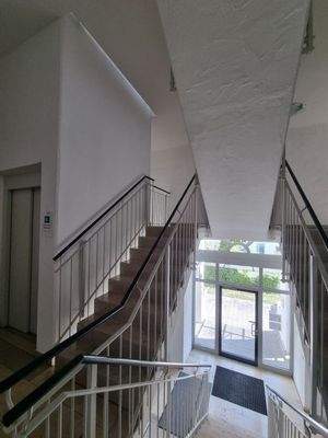 Links der Aufzug zu sehen