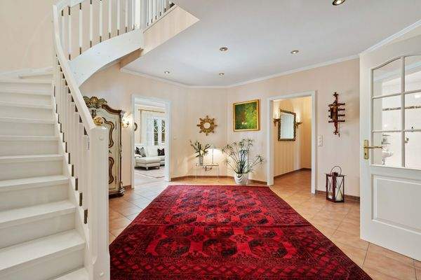 Repräsentativer Eingangsbereich mit charmanter Wendelholztreppe