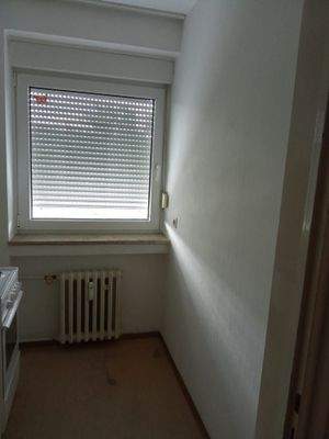 Kleine Küche mit Fenster