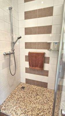 Bad mit flacher Dusche