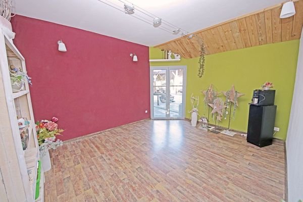 Zimmer mit Ausgang zum Hof im EG