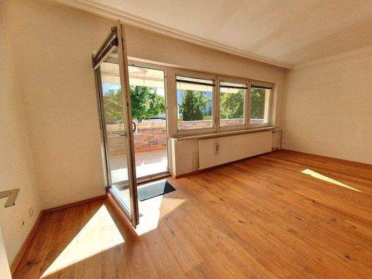 1.OG - Wohnzimmer mit Südbalkon