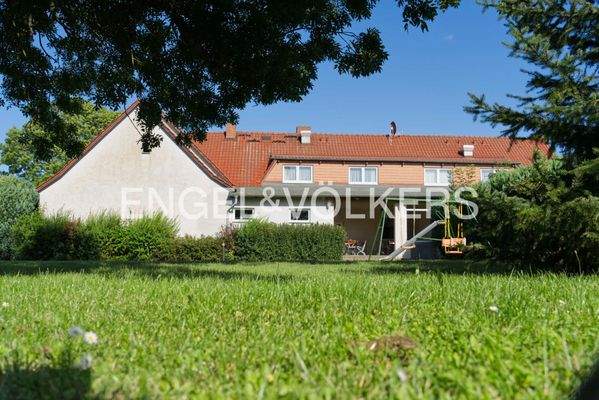 Blick auf Spielplatz und Terrasse