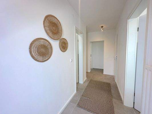 Geräumiger Flur mit Deko